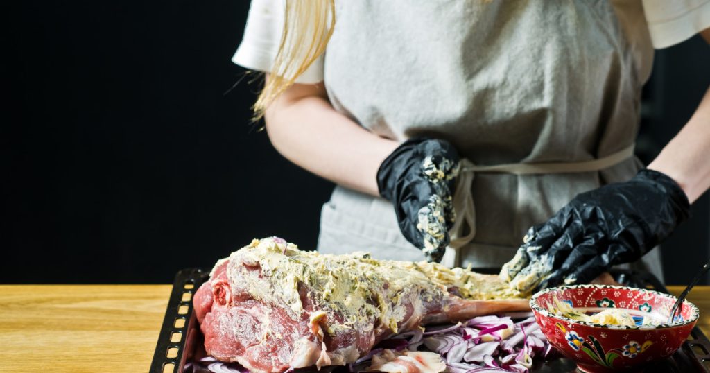 Mielul și tradiția de Paște: Rețete cheie de la un bucătar-șef Paștele reprezintă unul dintre cele mai importante și așteptate momente din calendarul culinar românesc, cu mesele festive fiind dominate de preparate tradiționale, precum ciorba de miel și friptura rumenă