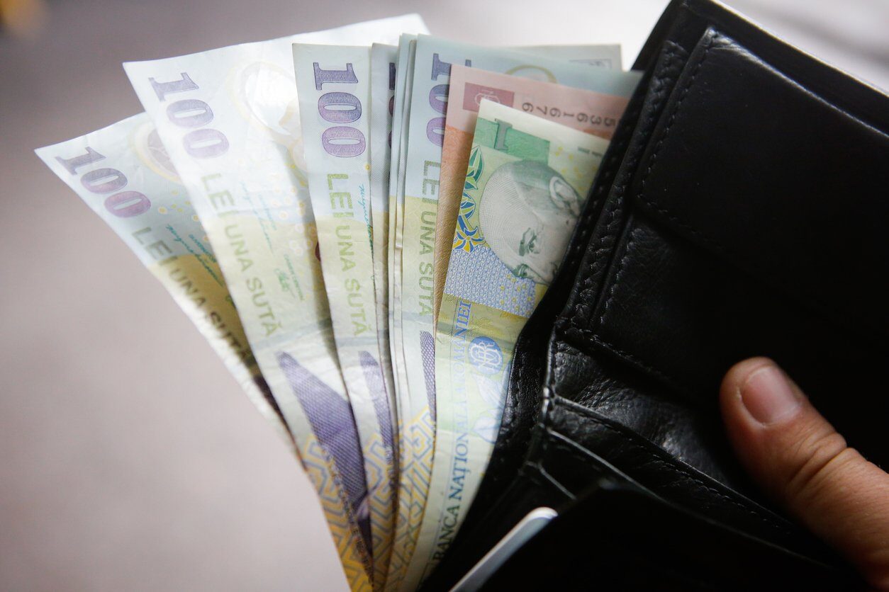 Salariul NET crește: Românii au primit, în februarie, 5.557 lei