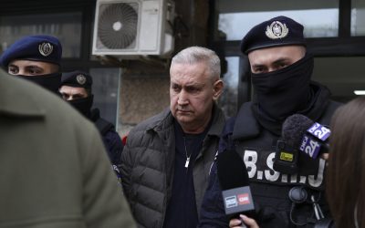Șeful Autorității Rutiere, reținut de DNA într-un dosar de corupție; sute de mii de euro găsiți la percheziții Direcția Națională Anticorupție (DNA) a anunțat, miercuri, reținerea lui Cristian Anton, șeful Autorității Rutiere, într-un dosar de corupție