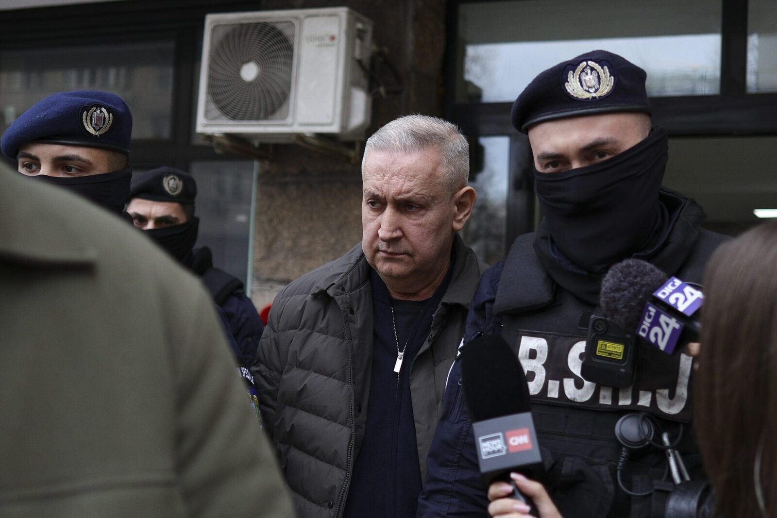 Șeful Autorității Rutiere, reținut de DNA într-un dosar de corupție; sute de mii de euro găsiți la percheziții Direcția Națională Anticorupție (DNA) a anunțat, miercuri, reținerea lui Cristian Anton, șeful Autorității Rutiere, într-un dosar de corupție