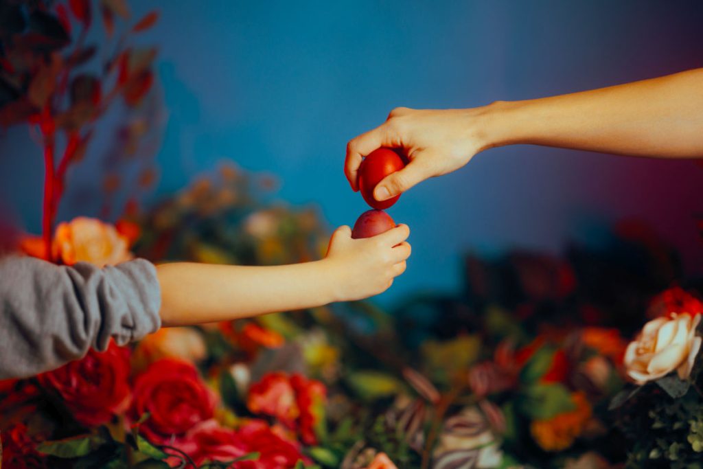 De ce ciocnim ouă roșii de Paște? Semnificația acestui obicei străvechi