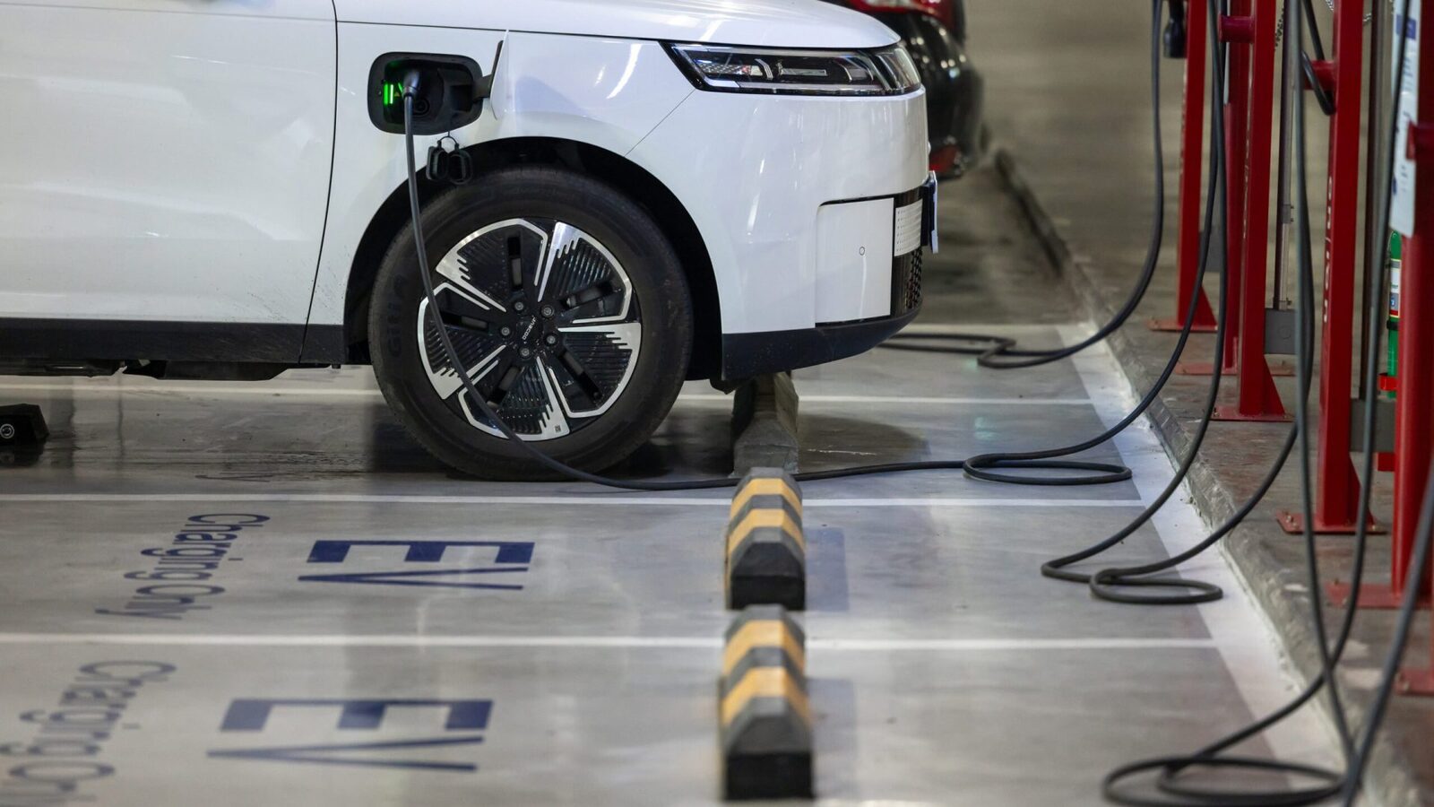 Parcarea electricelor rămâne gratuită în București până în 2027, dar hibridele pierd acest beneficiu Consiliul General al Municipiului București a aprobat menținerea parcării gratuite pentru autovehiculele electrice pe locurile marcate cu albastru, până la sfârșitul anului 2027