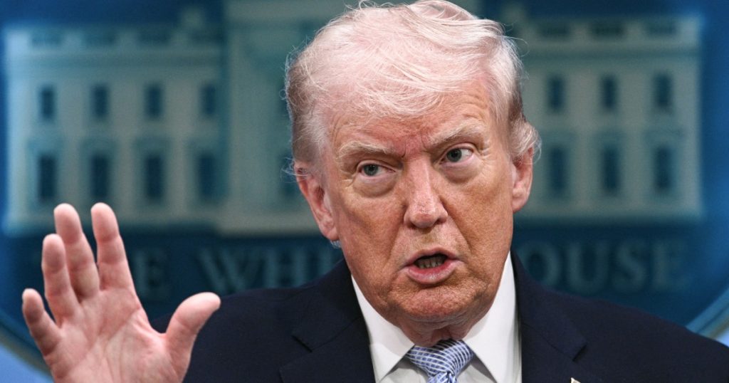 Democrații cer demiterea lui Donald Trump după amenințările cu Iranul