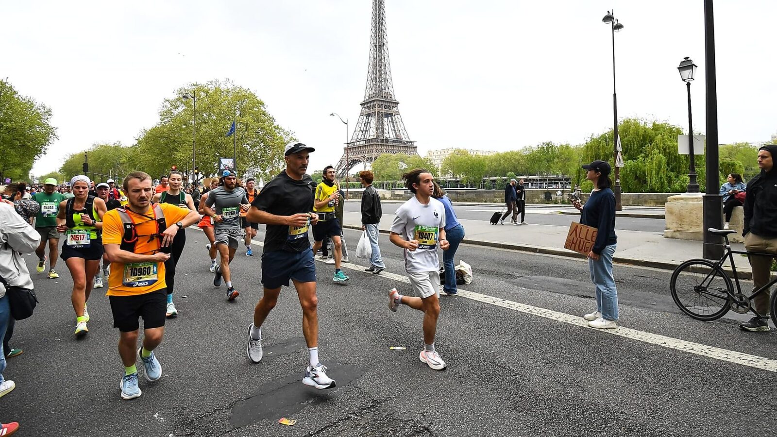 Maratonul de la PARIS: Sfaturile unui expert pentru a nu rata ANTRENAMENTUL de-o viață Aproape 60.000 de alergători se pregătesc să străbată străzile PARISULUI pe 12 aprilie, la maratonul anual
