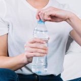 Apa pe care o bei te poate îmbolnăvi: Studiu ȘOC despre ce consumi zilnic