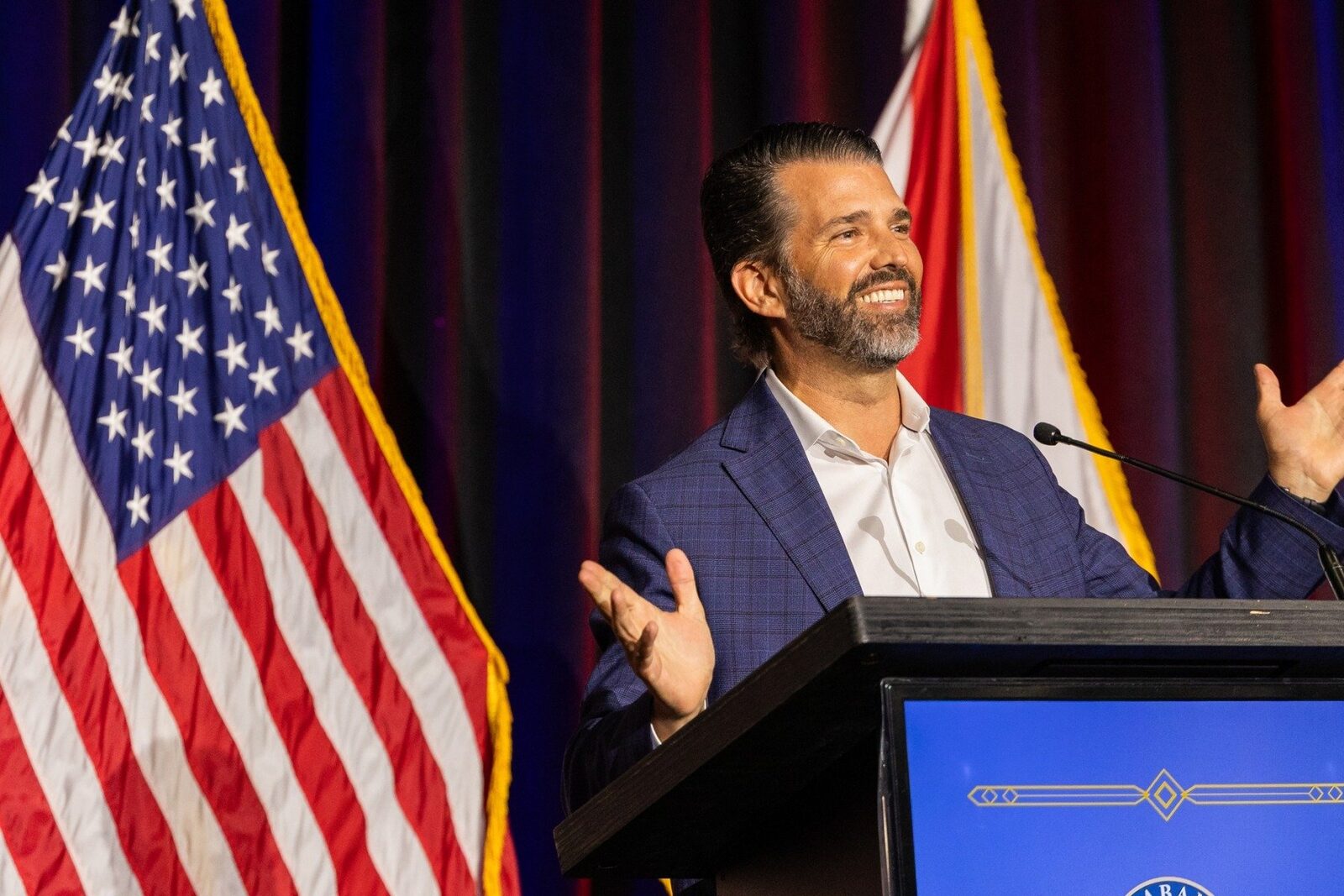 Fiul lui DONALD Trump, DONALD Trump Jr., a efectuat o vizită controversată în Republica Srpska, Bosnia, marți, stârnind speculații privind un sprijin politic pentru liderul pro-rus destituit, MILORAD DODIK