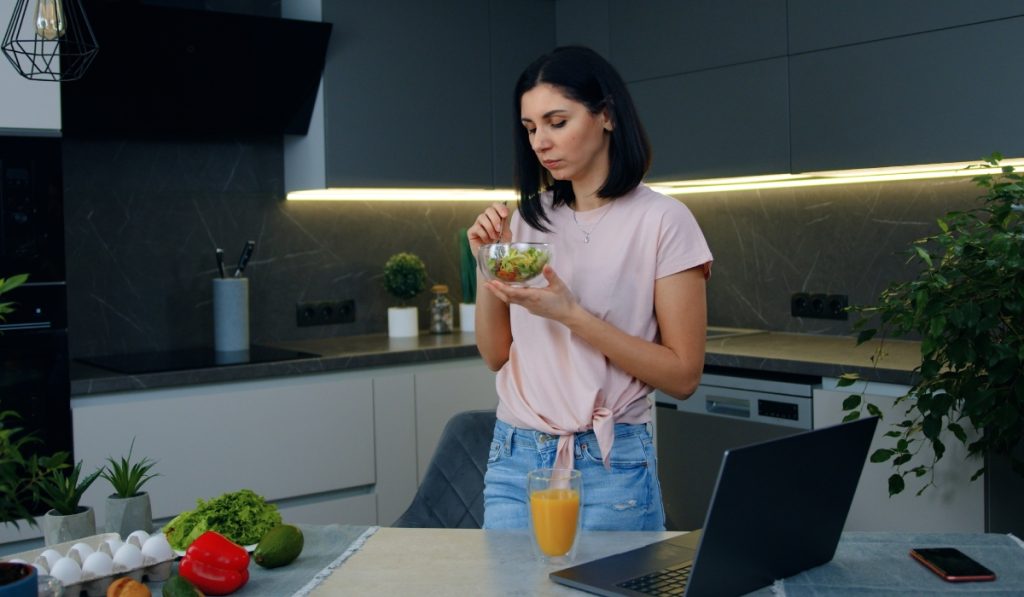 Poziția la masă contează: Cum să mâncăm corect pentru o digestie optimă