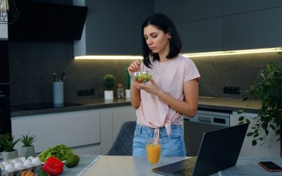 Poziția la masă contează: Cum să mâncăm corect pentru o digestie optimă