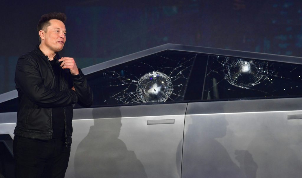 Un nou incident cu un Cybertruck, pus sub semnul întrebării de sistemul FSD; Apărarea cu „patru secunde” a lui Elon Musk, criticată Un nou accident în care a fost implicat un Cybertruck, vehiculul electric de la Tesla, ridică semne de întrebare asupra sistemului de conducere autonomă FSD (Full Self-Driving)
