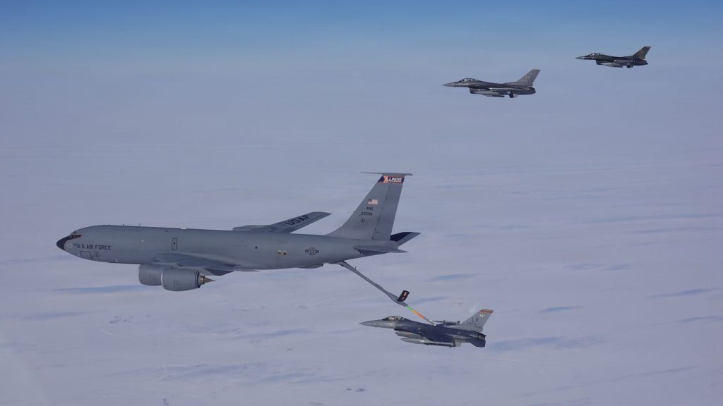 F-16 ale NORAD: Antrenament dur de apărare aeriană în Alaska