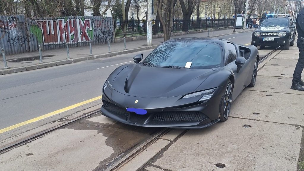 Ferrari scump avariat în centrul Bucureștiului: „Valorează cât un penthouse!”