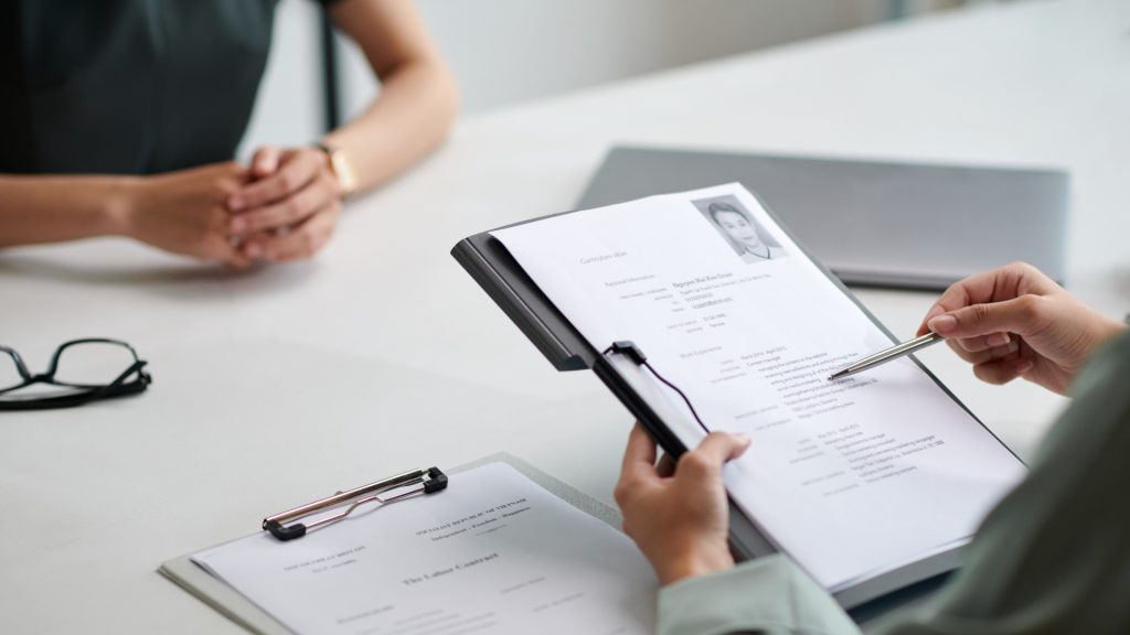 Creștere-record: Cu 24% mai multe aplicații, tinerii caută joburi