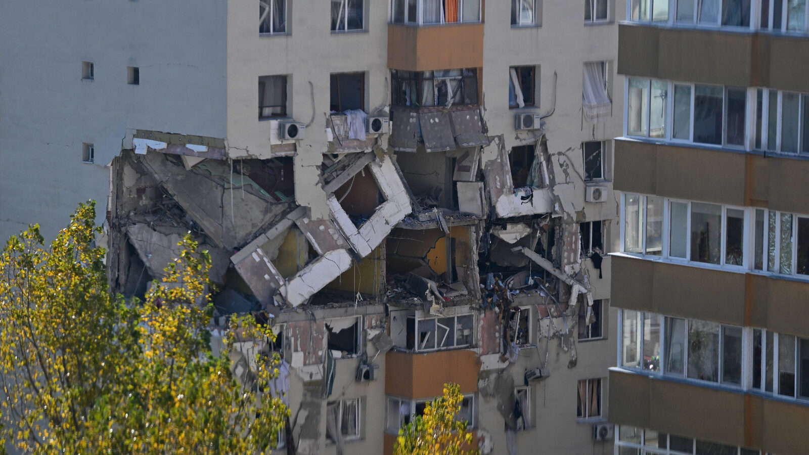 Locatarii, la șase luni de la explozie: Vrem înapoi bunurile!
