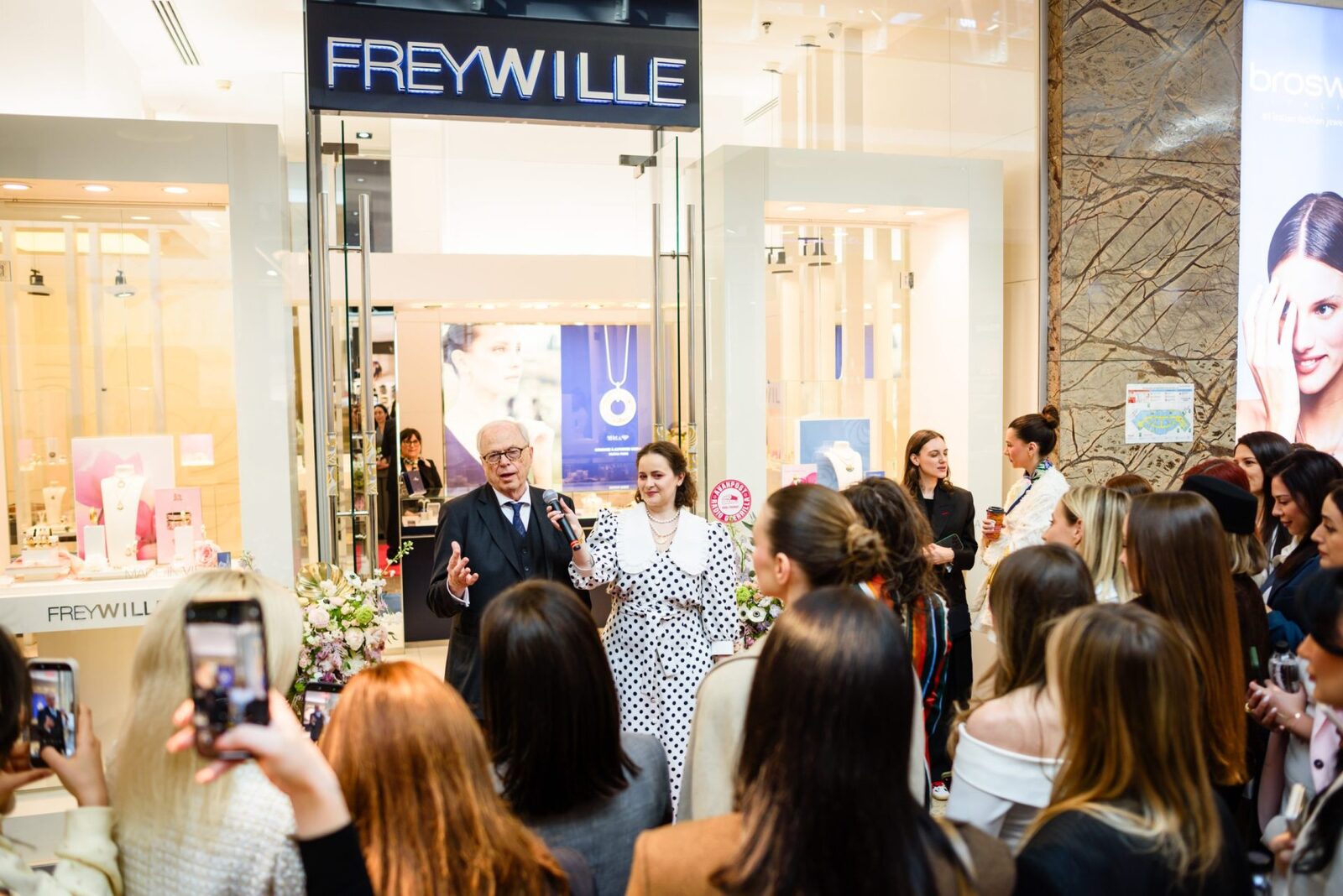 Boutique-ul FREYWILLE din Băneasa Shopping City a găzduit recent un eveniment de excepție, marcând aniversarea a 75 de ani de existență a casei vieneze de bijuterie, renumită pentru designul său unic inspirat din artă