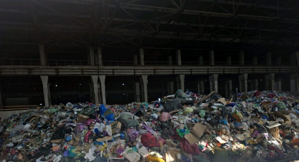 Garda de Mediu București a aplicat amenzi în valoare totală de peste 130.000 de lei, echivalentul a peste 25.000 de euro, în urma unui control efectuat la o hală situată în apropierea Halei Laminor, unde au fost descoperite cantități mari de deșeuri depozitate ilegal