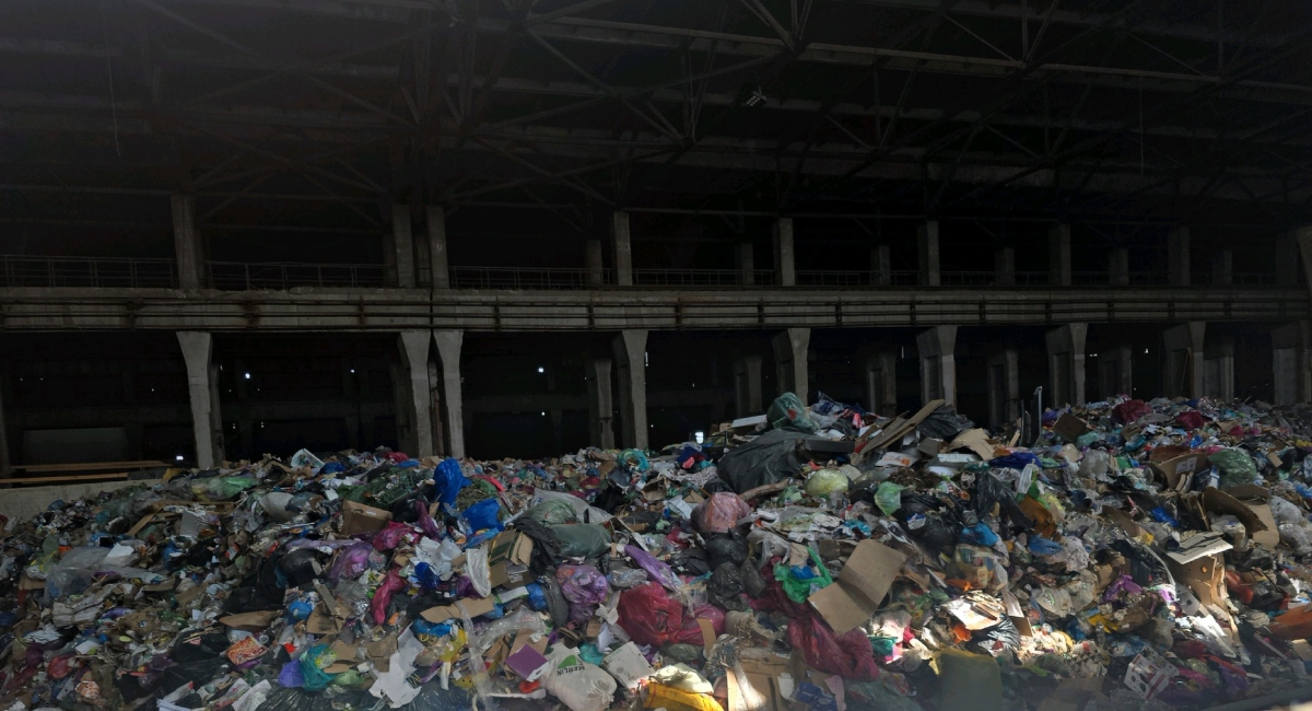 Gunoi ilegal, tone de amenzi: Garda de Mediu pedepsește neregulile de la Hala Laminor, București