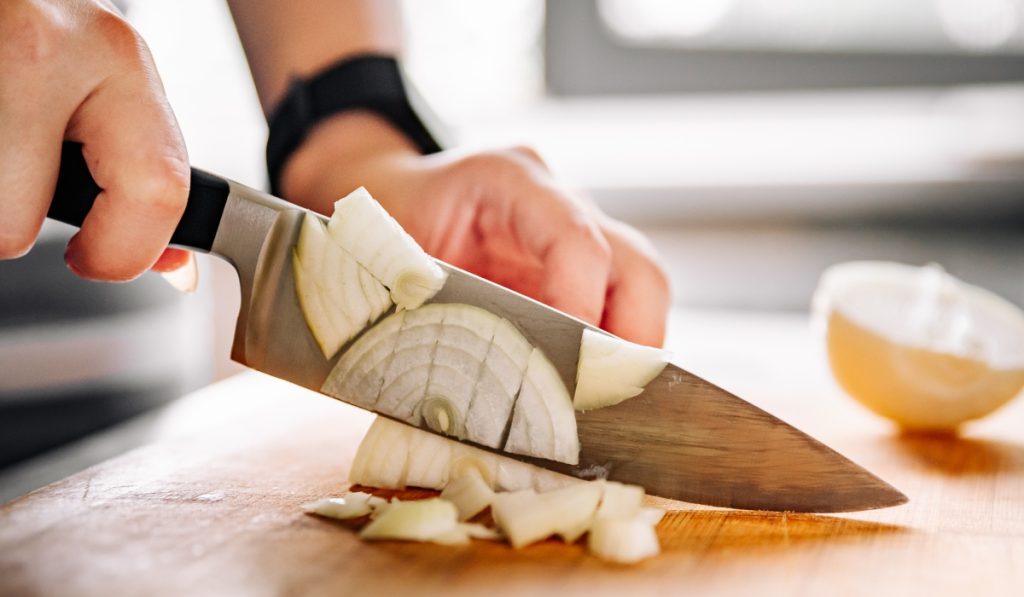 Gata cu plânsul la ceapă: Trucul simplu care te scapă de lacrimi!