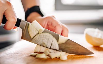 Gata cu plânsul la ceapă: Trucul simplu care te scapă de lacrimi!