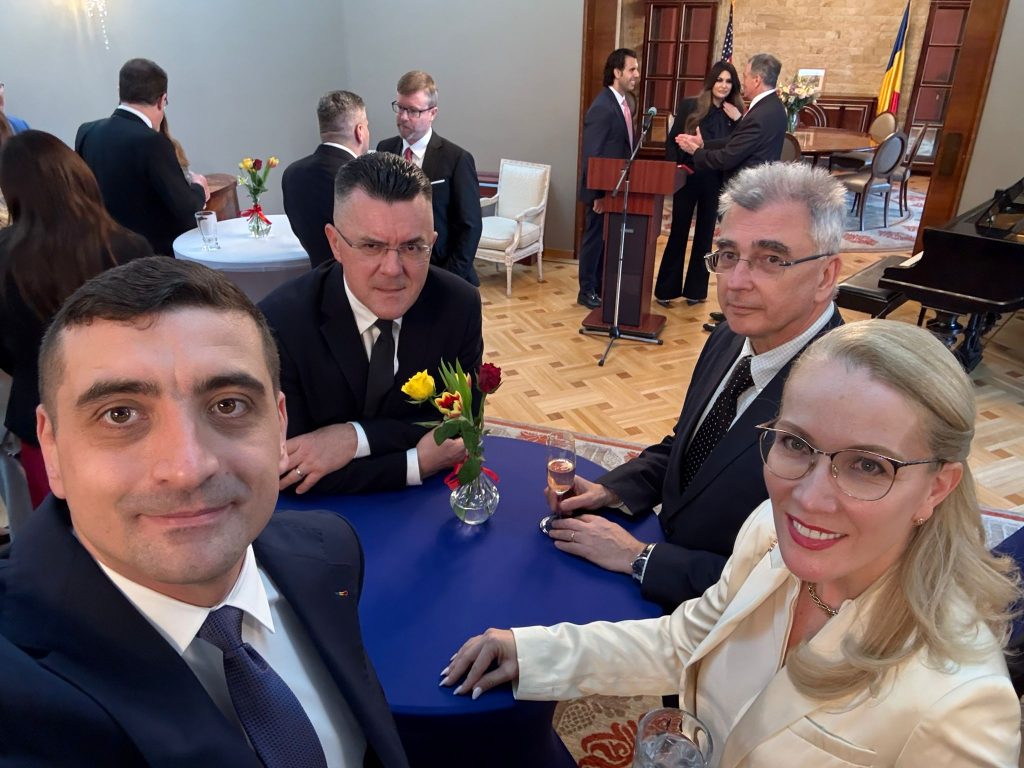 Simion și Dungaciu, prezenți la recepția ambasadei SUA, în ciuda votului anti-american București – Liderii Alianței pentru Unirea Românilor (AUR), George Simion și Dan Dungaciu, au participat marți seara la recepția organizată de ambasadorul Statelor Unite ale Americii în România, Darryl Nirenberg, cu ocazia inaugurării mandatului său la București