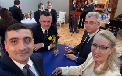 Simion și Dungaciu, prezenți la recepția ambasadei SUA, în ciuda votului anti-american București – Liderii Alianței pentru Unirea Românilor (AUR), George Simion și Dan Dungaciu, au participat marți seara la recepția organizată de ambasadorul Statelor Unite ale Americii în România, Darryl Nirenberg, cu ocazia inaugurării mandatului său la București