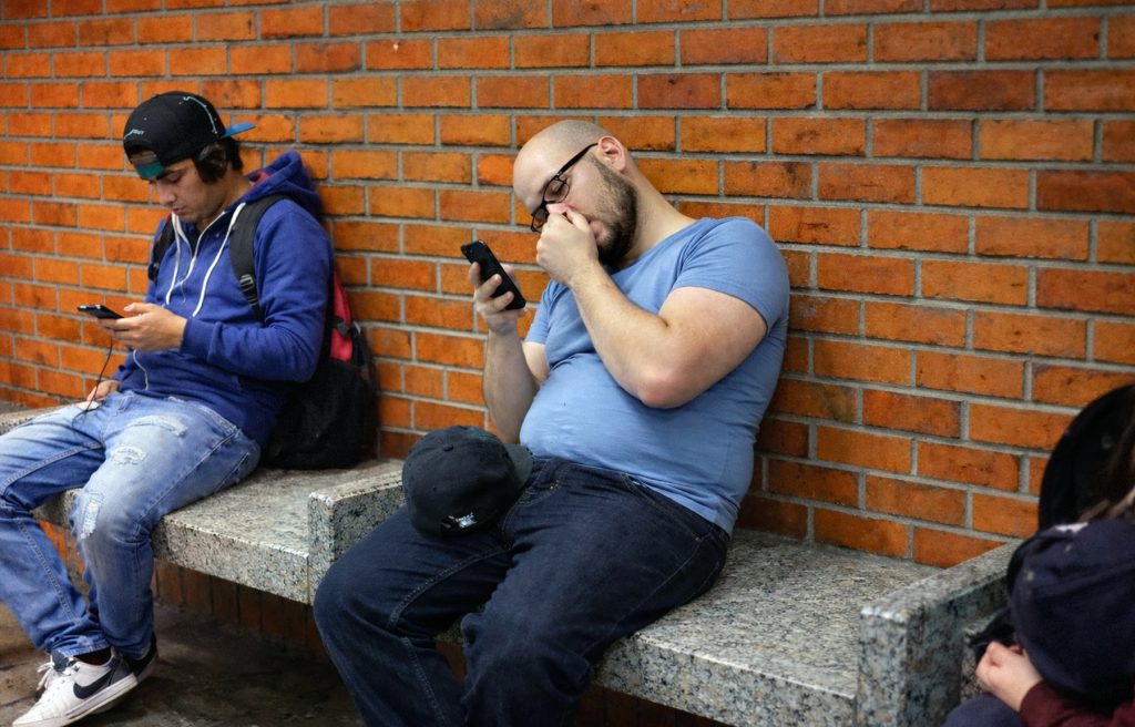 Scobitul în nas, potențial factor de risc pentru Alzheimer? Un studiu recent a scos la iveală o posibilă legătură între obiceiul de a te scobi în nas și riscul de a dezvolta Alzheimer