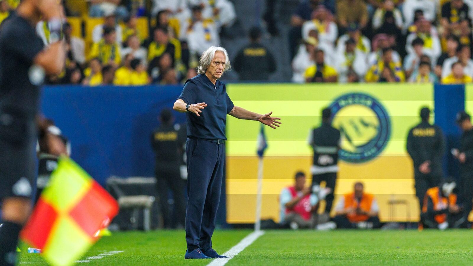 O altercație aprinsă a izbucnit între antrenorul lui AL-NASSR, Jorge Jesus, și jucătorul lui AL-NAJMA, Mohammed AL-Aql, la finalul primei reprize a meciului de vineri din cadrul etapei a 27-a a Ligii Profesioniste ROSHEN