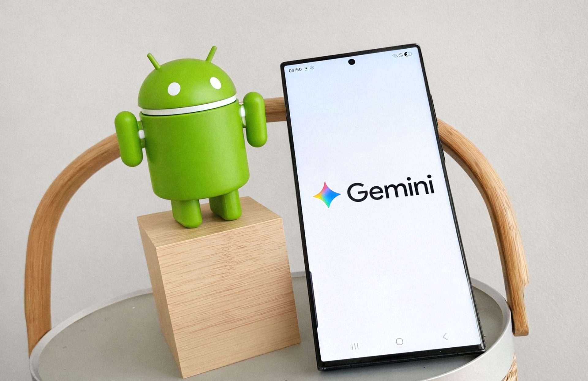 Noua interfață Gemini, mai compactă și mai intuitivă, ajunge în beta Google pregătește o serie de îmbunătățiri importante pentru interfața asistentului virtual Gemini, aduse în versiunea beta a aplicației Google 17.3