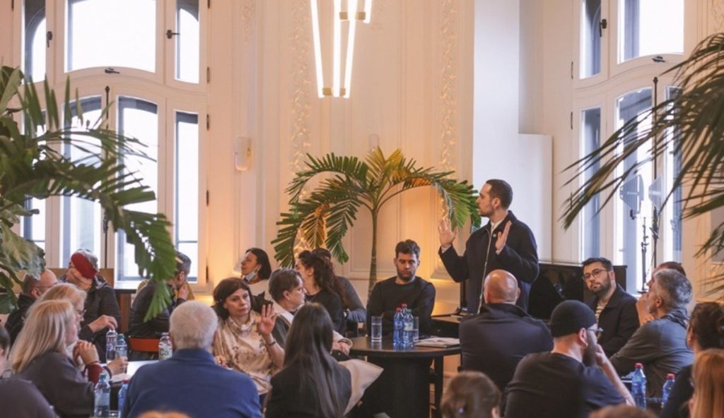 Rezidenți și antreprenori din zona Amzei se mobilizează pentru a proteja cartierul Un grup format din rezidenți, antreprenori, arhitecți și proprietari din zona Amzei s-a reunit la finalul lunii martie pentru a discuta despre viitorul cartierului