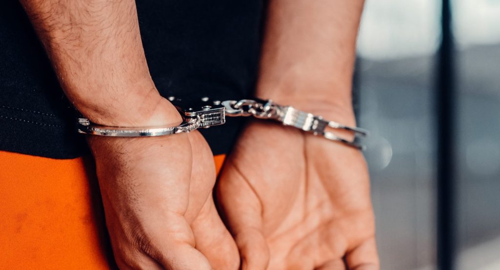 Doi Bărbați Reținuți la Hârșova pentru Distrugere, Violare de Domiciliu și Agresiune Doi bărbați, cu vârstele de 21 și 26 de ani, au fost reținuți de polițiștii din Hârșova, județul Constanța, în urma unui incident violent petrecut la începutul acestei luni