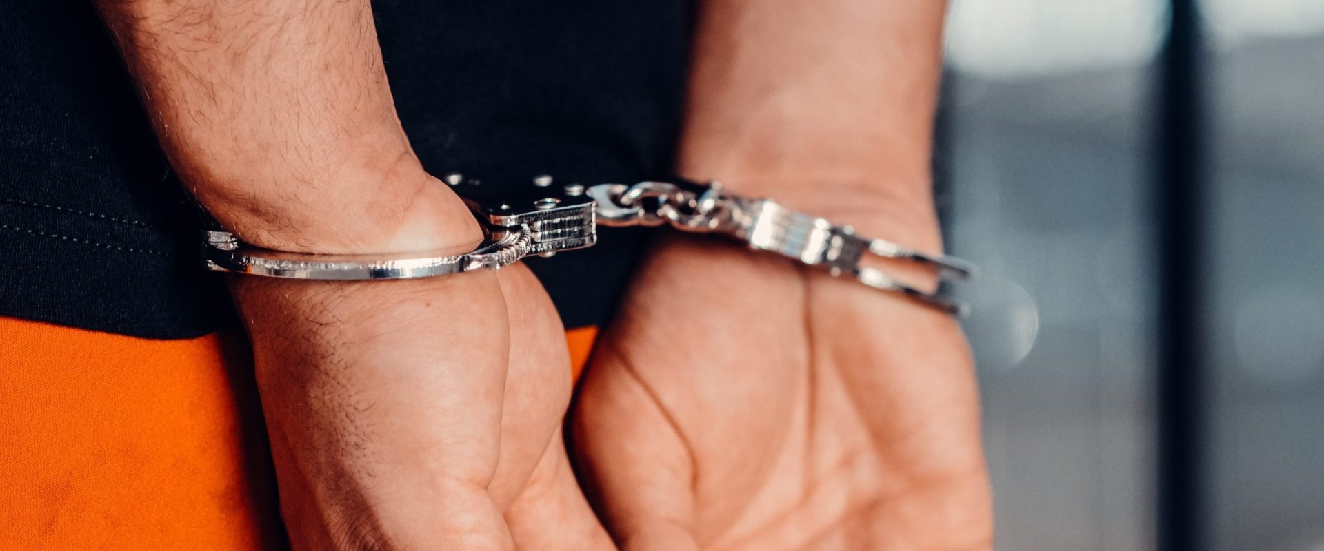 HÂRȘOVA: Doi bărbați au fost reținuți, fiind bănuiți de distrugere, violare de domiciliu și lovire - Știri Constanța - Radio Constanța