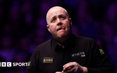 Higgins învinge lupta lui Williams și avansează la Campionatul Turneului Manchester, Anglia – John Higgins, actualul campion, a trecut cu greu de Mark Williams, scor 10-8, în prima rundă a Campionatului Turneului de Snooker, desfășurat la Manchester