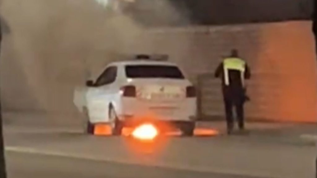 Un autoturism Dacia Logan, aparținând Poliției, a fost cuprins de flăcări în municipiul Iași, duminică seară