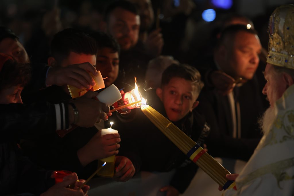 ÎNVIEREA la Patriarhie: Când începe slujba și cum iei Lumina Sfântă