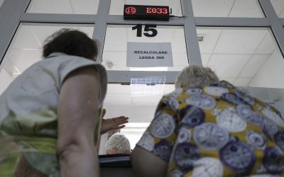 Pensiile mici vor primi ajutor financiar în două tranșe Ministrul Muncii, Florin Manole, a anunțat joi, după ședința de Guvern, adoptarea unei ordonanțe de urgență menită să ofere sprijin financiar pensionarilor cu venituri reduse