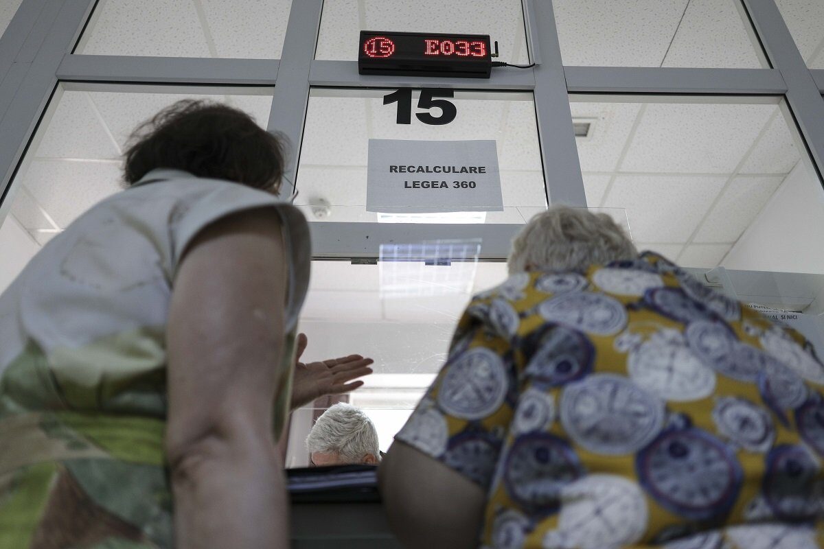 Pensiile mici vor primi ajutor financiar în două tranșe Ministrul Muncii, Florin Manole, a anunțat joi, după ședința de Guvern, adoptarea unei ordonanțe de urgență menită să ofere sprijin financiar pensionarilor cu venituri reduse