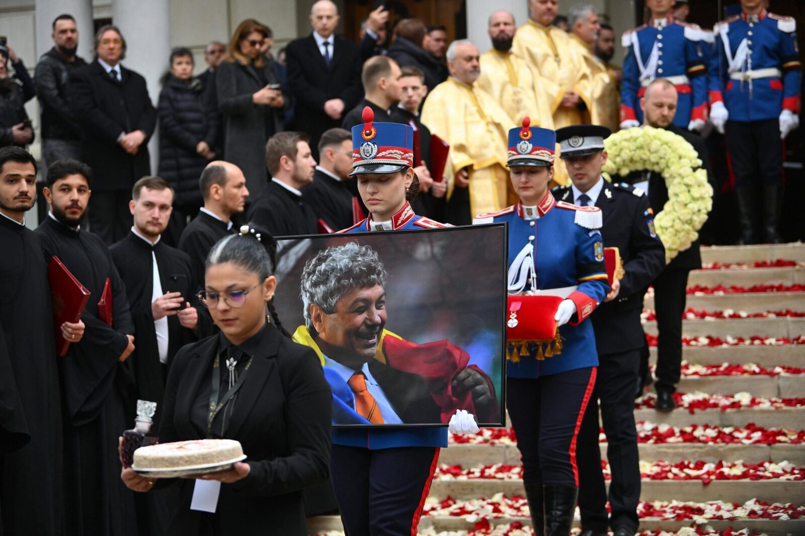 Mircea Lucescu, condus pe ultimul drum cu onoruri militare la Bellu