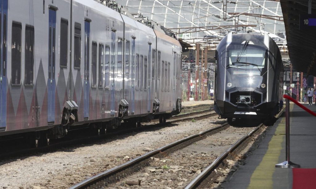 Timpul de călătorie București – Arad, redus cu aproape trei ore datorită modernizării căilor ferate Călătoria cu trenul pe ruta București – Arad ar putea deveni semnificativ mai rapidă, cu o reducere estimată de aproximativ două ore și 38 de minute