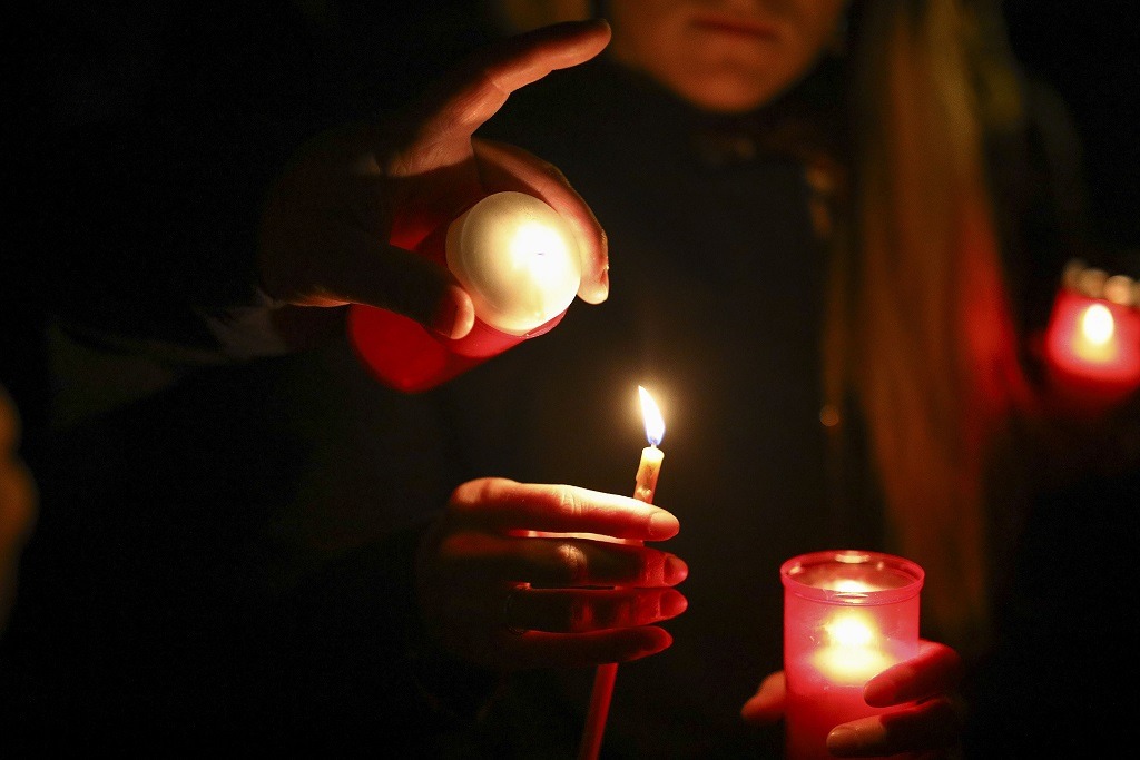 Trei din patru români vor merge la Slujba de Înviere, arată un sondaj