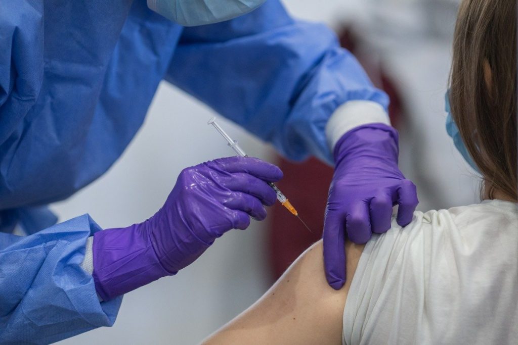 Guvernul negociază cu Pfizer pentru eșalonarea plății datoriilor la vaccinuri Premierul Ilie Bolojan a anunțat joi, la Europa FM, că Executivul va demara rapid discuții cu compania farmaceutică Pfizer pentru a eșalona plata unei datorii de 3,5 miliarde de lei, reprezentând contravaloarea vaccinurilor anti-COVID-19 livrate României