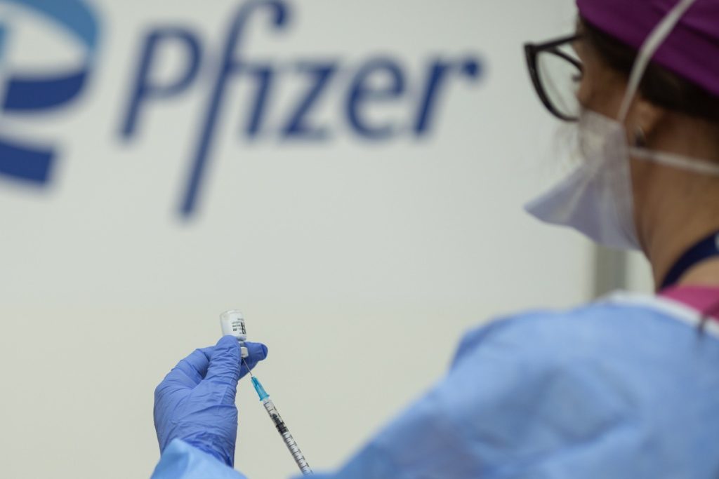 Românii vaccinați Pfizer, inapți de muncă: POT propune despăgubiri de 1.200 euro