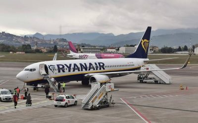 Criza din aviație se adâncește: Ryanair și Lufthansa, afectate de tensiunile globale București – Industria aviatică se confruntă cu noi turbulențe, după ce și companiile aeriene Ryanair și Lufthansa au exprimat îngrijorări cu privire la impactul potențial al conflictului din Golf asupra operațiunilor lor
