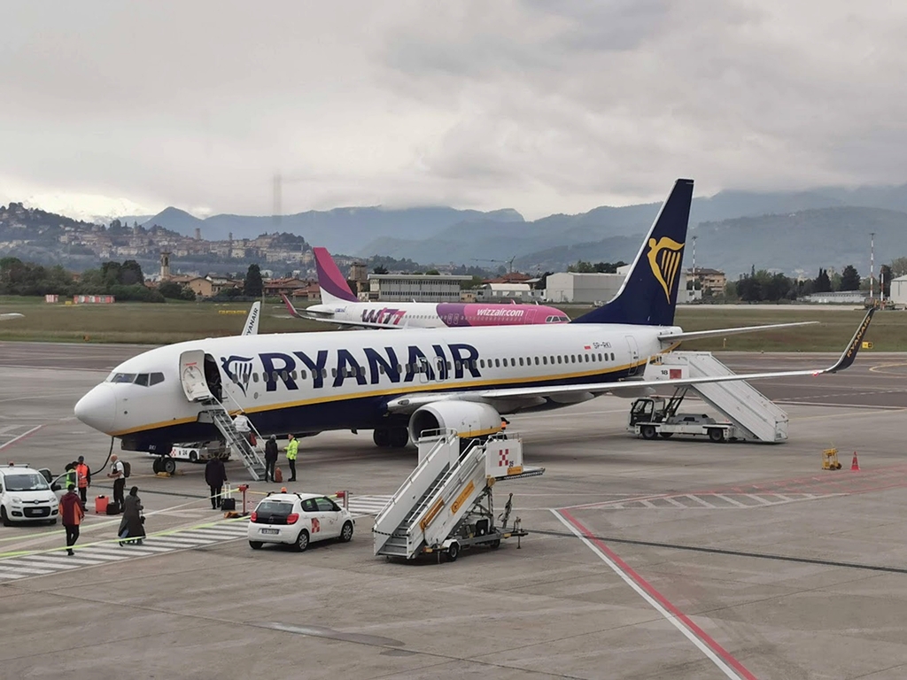 Ryanair și Lufthansa scumpesc biletele din mai Penurie de combustibil, riscă anulări de zboruri