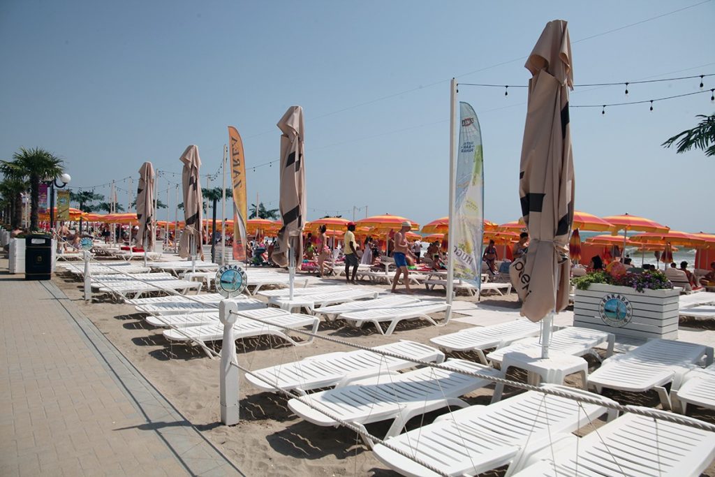 Șezlonguri ilegale, eliminate de pe plaje: Ministru anunță măsuri ferme