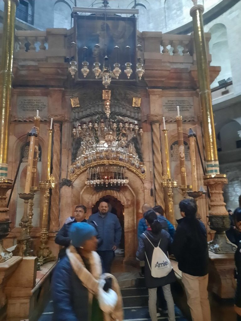 Tăcere și restricții la Ierusalim de Paștele Catolic, umbrit de război IERUSALIM – Străzile pietruite ale Orașului Vechi din Ierusalim au fost neobișnuit de liniștite duminică dimineața, în ziua în care creștinii catolici sărbătoresc Paștele