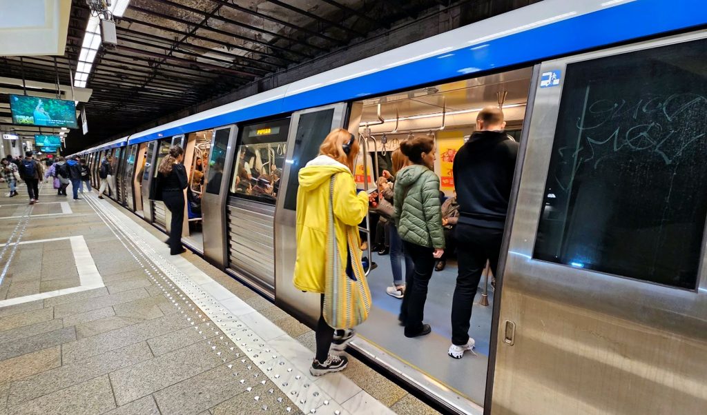 Prețul unei călătorii cu metroul în București crește cu 40% Bucureștenii se pregătesc pentru o nouă scumpire a transportului cu metroul