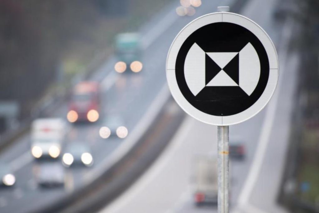 Pe o porțiune de autostradă din Germania, șoferii pot observa un indicator rutier neobișnuit, de culoare alb-negru, care stârnește curiozitatea