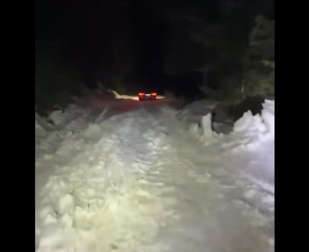 Bărbat și fiul său, blocați de zăpadă în Cheile Oltețului, în Noaptea de Înviere