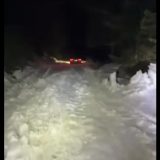 Bărbat și fiul său, blocați de zăpadă în Cheile Oltețului, în Noaptea de Înviere