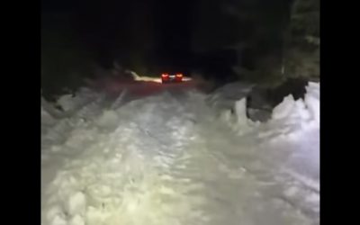 Bărbat și fiul său, blocați de zăpadă în Cheile Oltețului, în Noaptea de Înviere