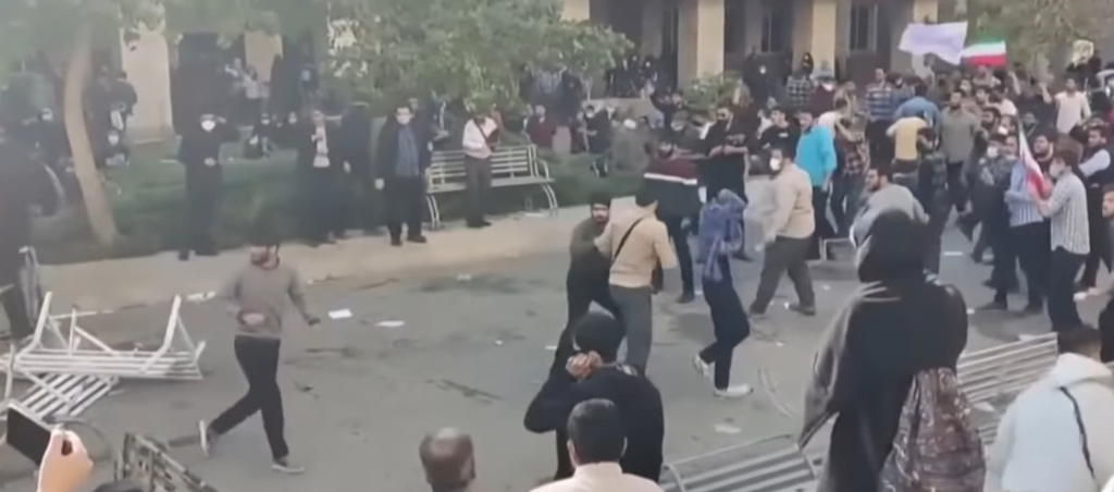 Trump recunoaște: A înarmat protestatarii din Iran